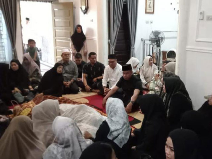 Bupati Kampar Ahmad Yuzar melayat ke rumah duka almarhum Ahmad Zaki di di Dusun Kampung Baru, Desa Kuok, Kecamatan Kuok, Kabupaten Kampar, Ahad (28/12/2025).