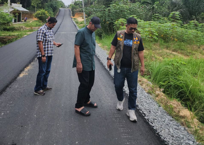 Plt Kadis PUPR Kampar, Afrudin Amga didampingi anggota DPRD Kampar Sukardi, meninjau progres pengerjaan dan pengaspalan jalan di Desa Koto Damai, Kampar Kiri Tengah, Kabupaten Kampar