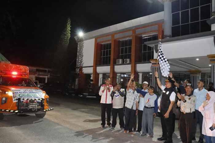 Sekda Inhu, Zulfahmi Adrian AP MSI secara resmi melepas keberangkatan tim bantuan kemanusiaan untuk korban bencana alam di Sumatera, Sabtu (27/12/2025) malam.