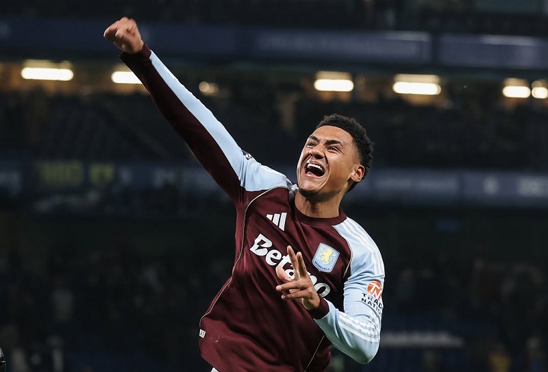 Ollie Watkins mencetak dua gol saat masuk dari bangku cadangan untuk mengalahkan tuan rumah Chelsea 2-1 di Stamford Bridges.