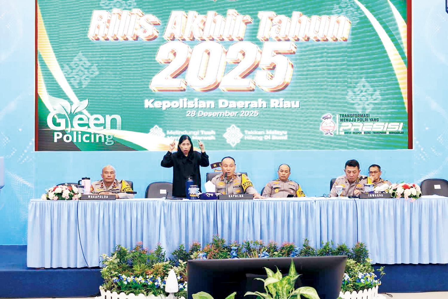 Kapolda Riau Irjen Pol Herry Heryawan menyampaikan pemaparan capaian selama setahun saat rilis akhir tahun 2025 di Mapolda Riau, Ahad (28/12/2025).