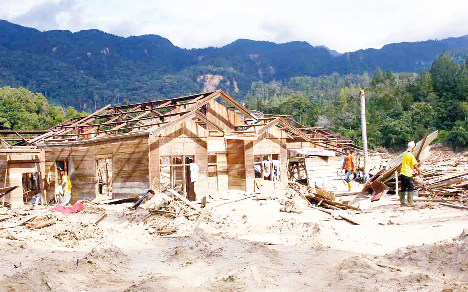 Warga berjalan di antara puing-puing rumah yang telah rusak akibat banjir bandang di Desa Kute Reje, Kecamatan Linge, Aceh Tengah, Nanggroe Aceh Darussalam, Ahad (28/12/2025).