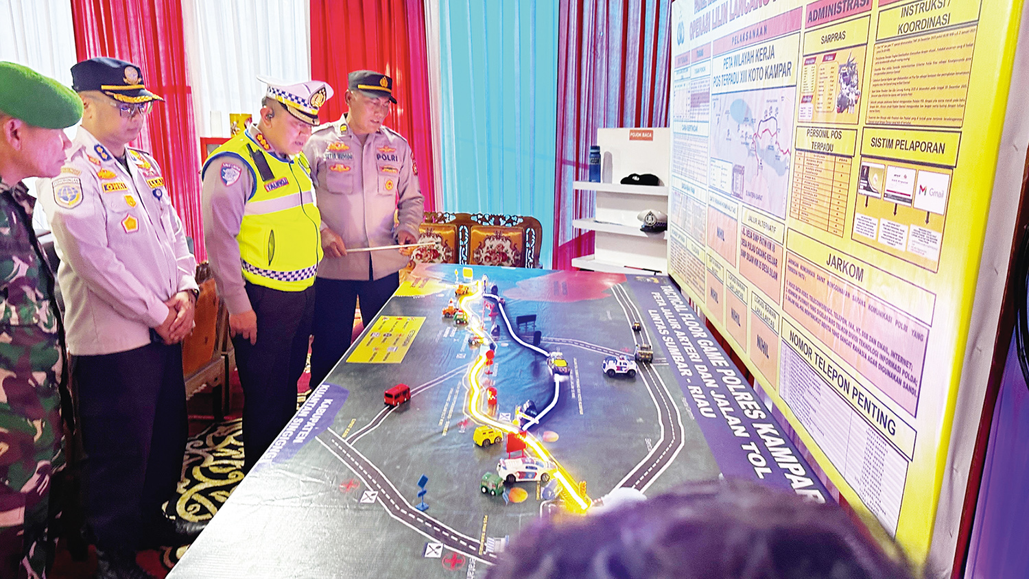 Dirlantas Polda Riau Kombes Pol Taufiq Lukman melihat simulasi arus lalu lintas bila terjadi kemacetan di Pos Pengamanan Terpadu Polres Kampar, Sabtu (27/12)