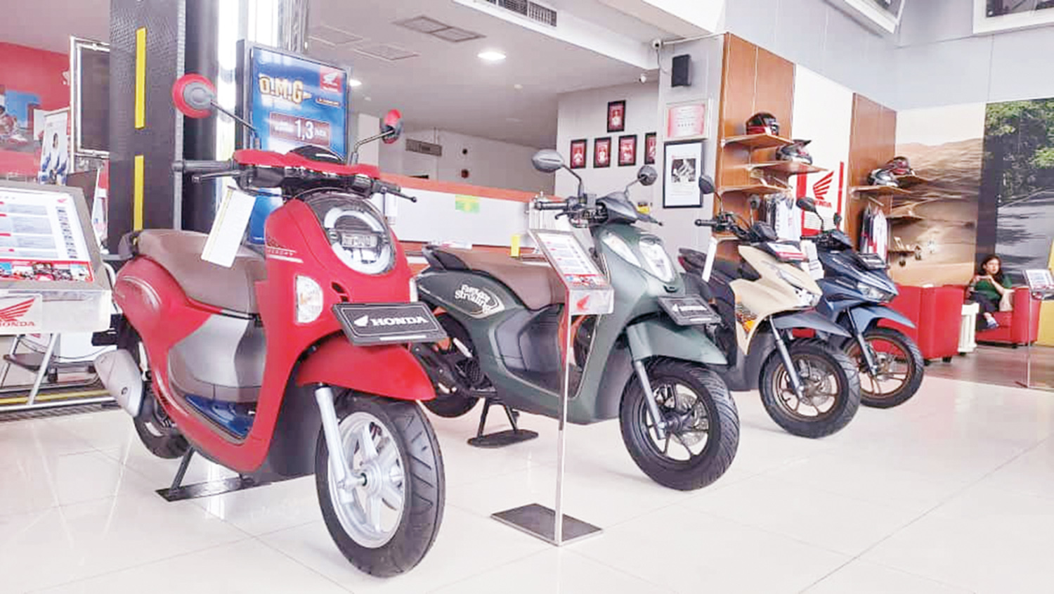 PT PT Capella Dinamik Nusantara (CDN) selaku Main Dealer sepeda motor Honda wilayah Riau menghadirkan Program Bonus Eksklusif Spesial Tahunan (Best) yang berlangsung pada 25-31 Desember 2025. Tampak deretan sepeda motor Honda di sebuah showroom, belum lam
