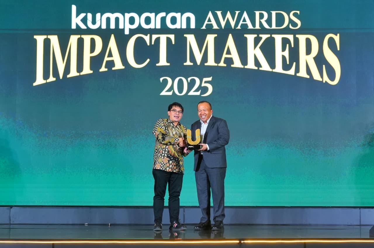 BRI raih penghargaan atas kontribusi dalam pemberdayaan ekonomi rakyat. Dalam ajang kumparan Awards Impact Makers 2025 di Bali Room, Hotel Indonesia Kempinski Jakarta (18/12).