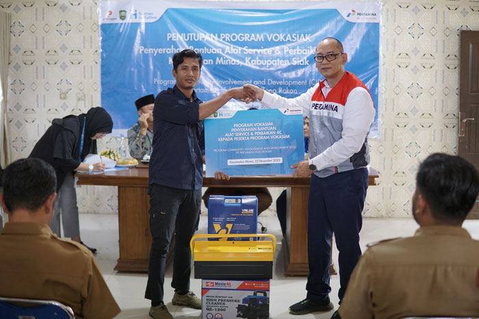 PHR menyerahkan bantuan peralatan servis AC lengkap kepada setiap peserta pada penutupan Program VOKASIAK 2025 di Minas, Siak. Bantuan ini diharapkan jadi modal awal bagi peserta membuka peluang usaha