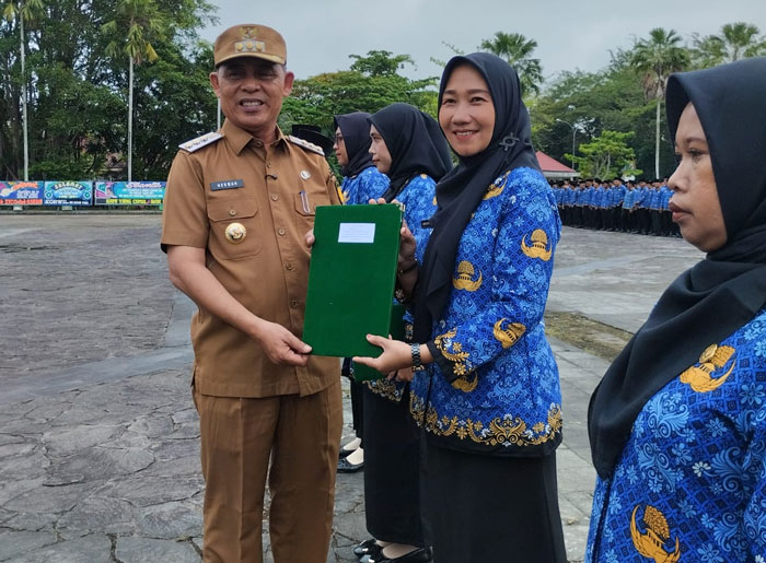 Perwakilan PPPK Paruh Waktu menerima SK dari Bupati Herman di Halaman Kantor Bupati Inhil Jalan Akasia Tembilahan, Senin (29/12/2025).