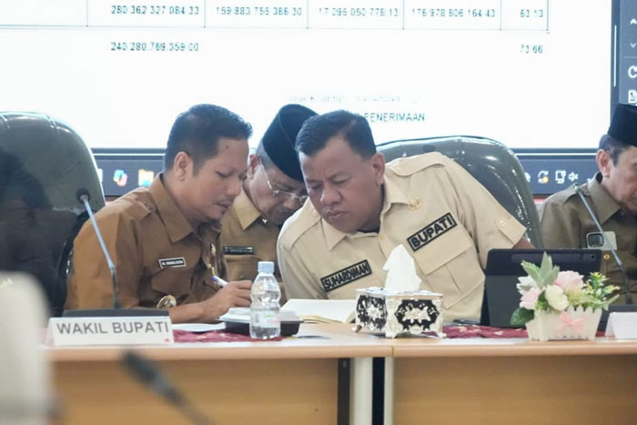 Bupati Kuansing H Suhardiman Amby dan Wakil Bupati H Muklisin saat rapat evaluasi realisasi fisik dan anggaran bersama OPD dan camat, Senin (29/12/2025) di multimedia kantor bupati.