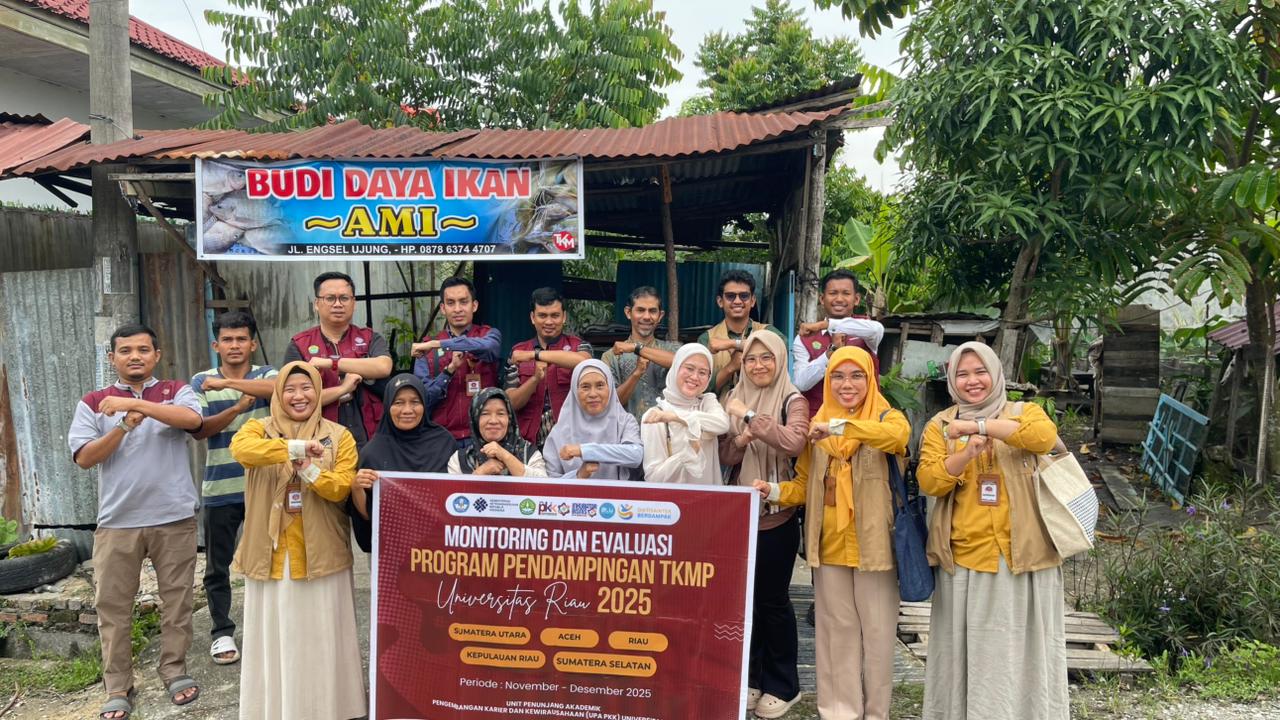 Tim pendampingan Tenaga Kerja Mandiri Pemula foto bersama usai acara.