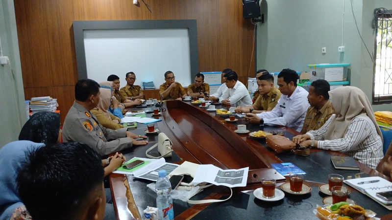 Plt Kadisdikpora Helmi, Nurul, Kepala Sekolah PAUD Melati Desa Ranah Baru, pihak MBG, dan pihak kepolisian saat pertemuan mediasi di Ruang Rapat Dikpora Kabupaten Kampar, Senion (29/12/2025).