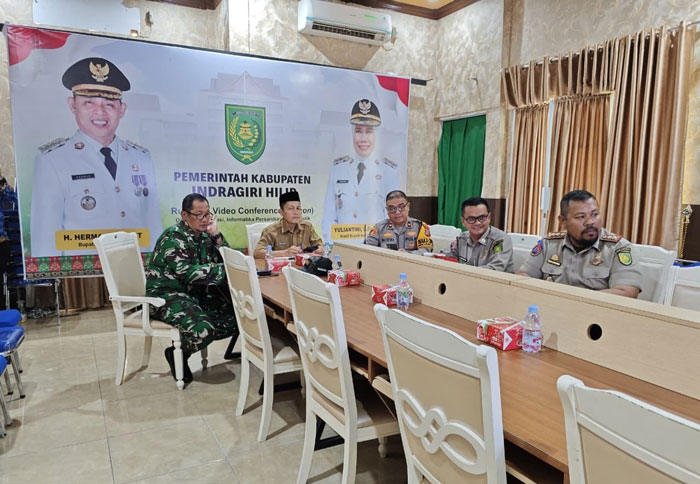 Asisten I Bidang Pemerintahan dan Kesra Setda Inhil, H Fajar Husen, Forkopimda rapat secara virtual bersama BNPB menghadapi cuaca ekstrem di Ruang Vidcon Diskominfopers, Senin (29/12/2025)
