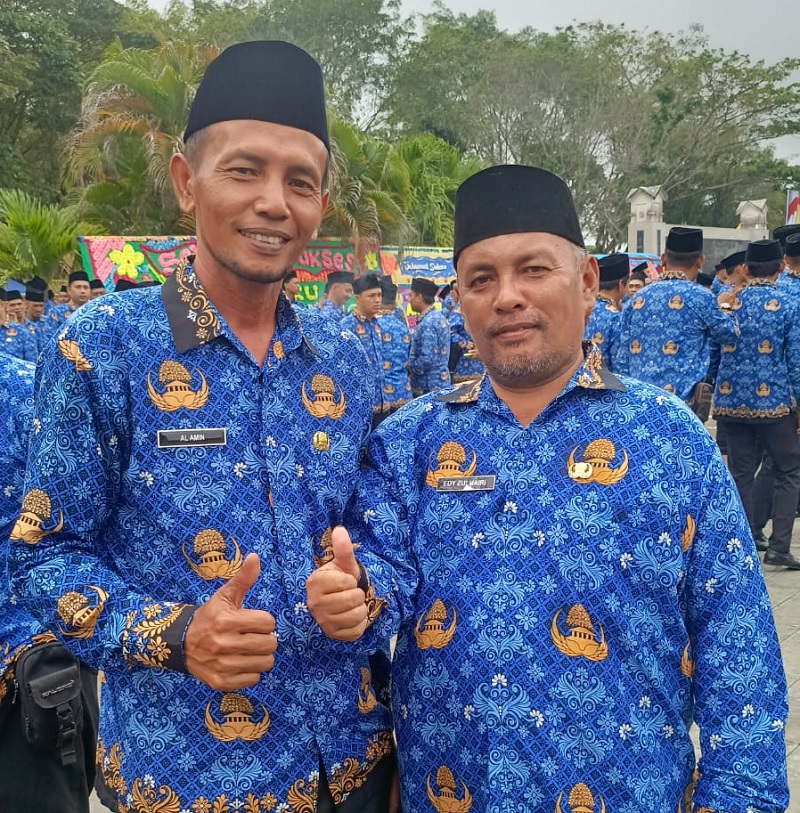 Edi Zulhairi (kanan) foto bersama keluarganya yang sama-sama menerima SK PPPK Paruh Waktu di Halaman Kantor Bupati Inhil, Selasa (29/12/2025).