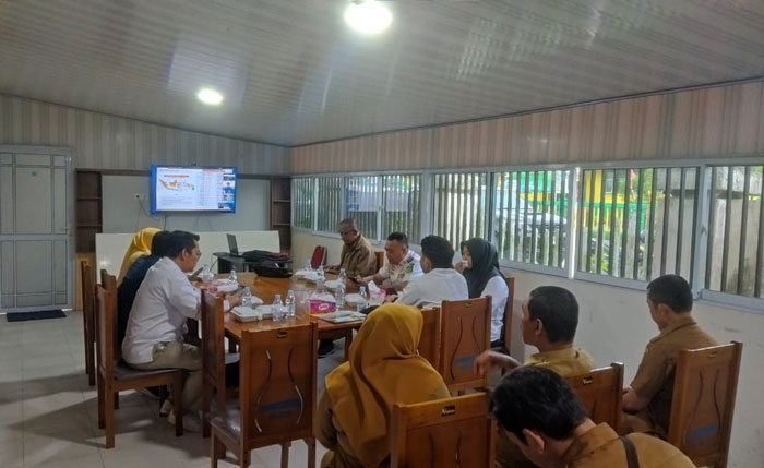 Asisten II Sekretariat Daerah Inhil, Dwi Budianto bersama perwakilan Forkopimda mengikuti Rakor pengendalian inflasi bersama Kemendagri secara virtual di Ruang Rapat Diskominfopers Inhil