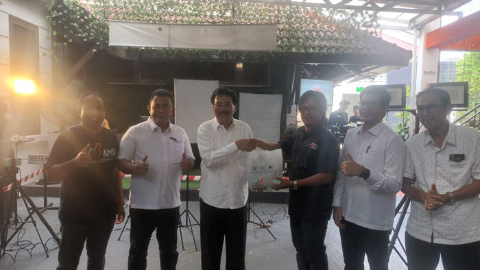 Ketua Ketua APHI Riau Muller Tampubolon menerima cendramata dari Ketua AMSI Riau Firman Agus usai menggelar acara diskusi pada Rabu (24/12/2025).