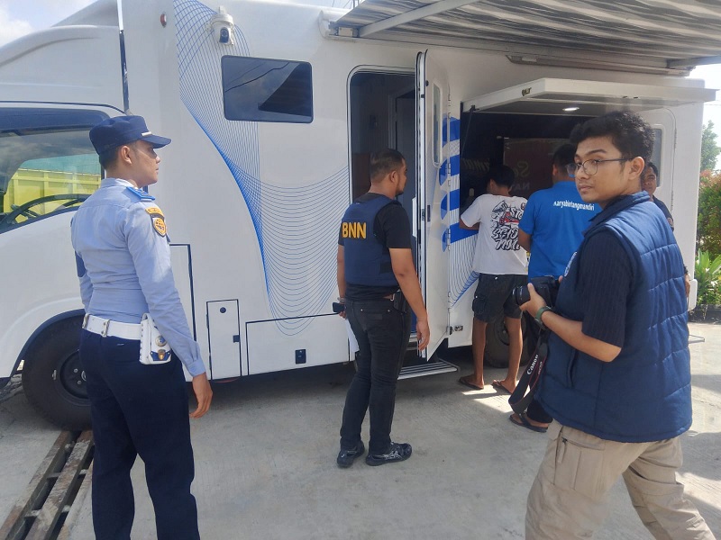 BNN Provinsi Riau mensosialisasikan bahaya narkoba kepada pengendara di pos PAM pelayanan terpadu XIII Koto Kampar, Kabupaten Kampar, Senin (29/12/2025).