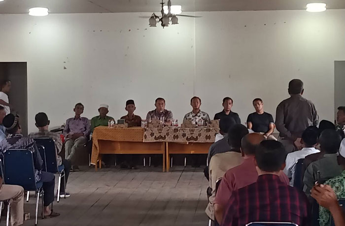 Ninik mamak dan tokoh masyarakat Cerenti, Senin (29/12/2025) melakukan musyawarah. Mereka menolak Desa Pesikaian dijadikan sebagai lokasi relokasi warga TNTN.