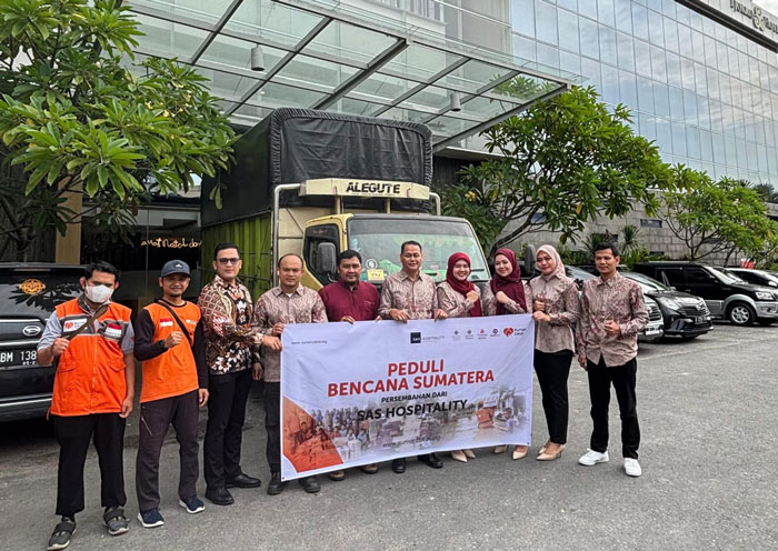 Manajemen Hotel Tjokro Pekanbaru foto bersama saat melepas bantuan bencana alam ke Sumatera Barat, Utara dan Aceh, Senin (29/12/2025).