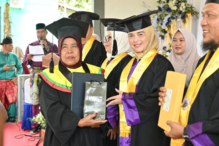 Kadis Dalduk-KB Kabupaten Bengkalis, Paulina menyerahkan ijazah kepada Lansia yang mengakhiri pendidikannya di Sekolah Lansia Harapan Bangsa Kecamatan Rupat Utara, beberapa waktu lalu.