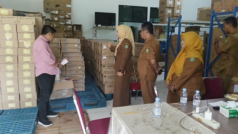Ketua Komisi IV DPRD Inhu, Irwantoni (kiri) didampingi Plt Kepala Diskes Inhu, Sandra dan sejumlah pejabat Diskes mengecek ketersediaan obat-obatan di instalasi farmasi, Senin (29/12/2025).