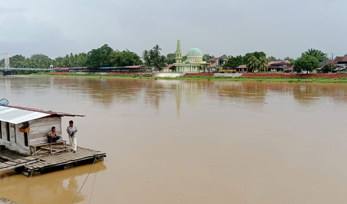 Kondisi debit air sungai Kuantan di Tepian Narosa Teluk Kuantan, Senin (29/12/2025).