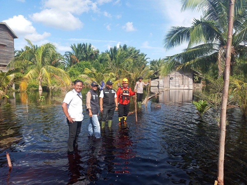 Petugas meninjau banjir yang melanda Desa Teluk Buntal, Kecamatan Tebingtinggi Timur, Kabupaten Kepulauan Meranti, beberapa hari lalu.