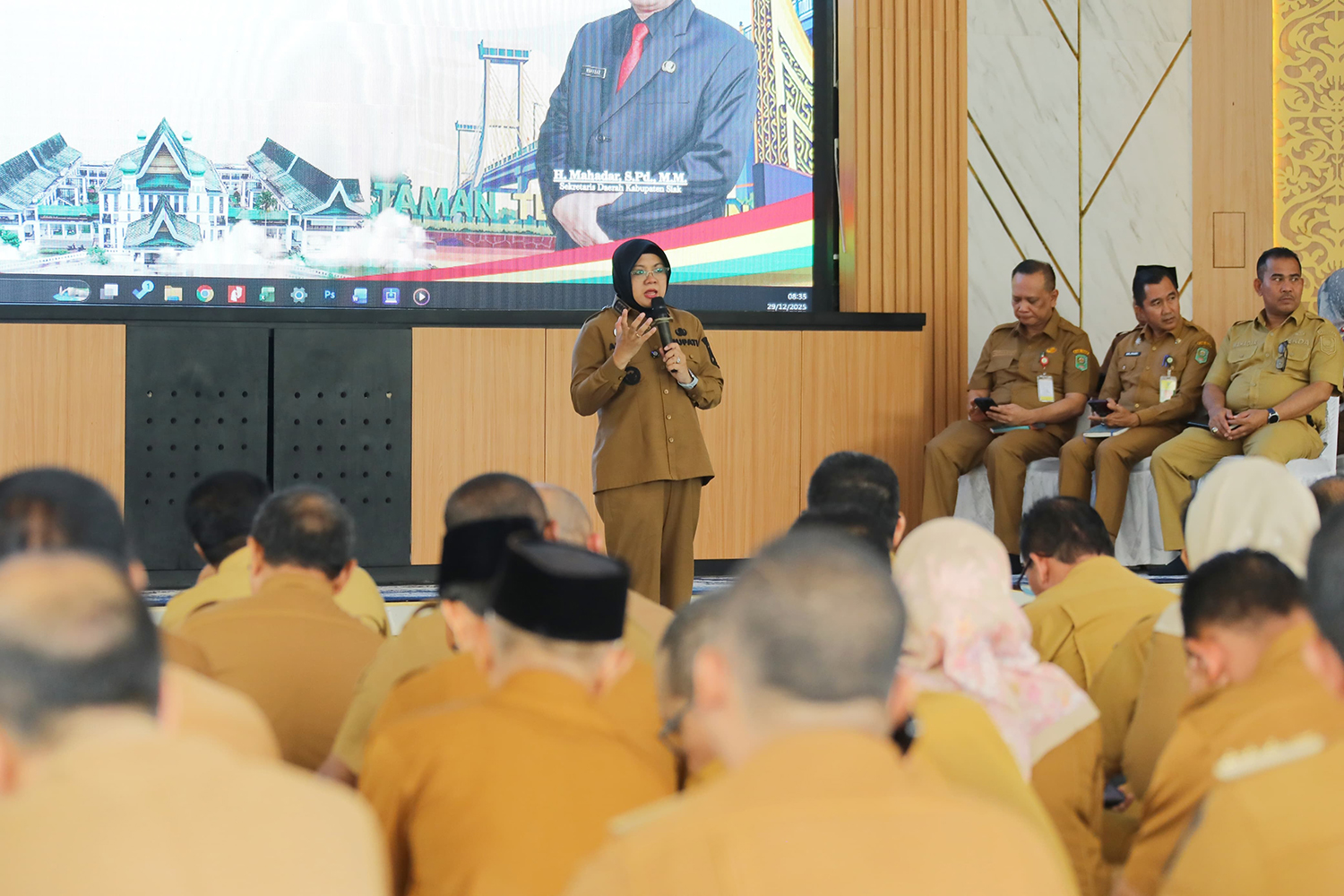 Bupati Siak Afni Z memberikan paparan dalam Konferensi Pers Refleksi 2025 di hadapan jurnalis, kepala OPD, Direktur BUMD, dan masyarakat di Balairung Datuk Empat Suku, Komplek Rumah Rakyat, kediaman kepala daerah, Senin (29/12/2025).
