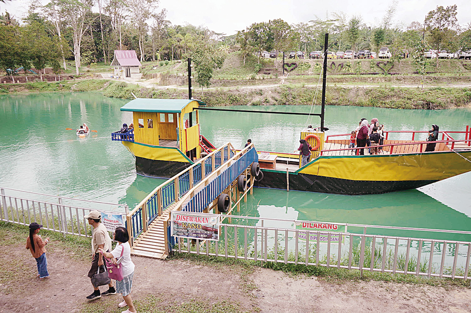 Sejumlah pengunjung menikmati wisata Danau Tosca yang berada di Jalan Tengku Kasim Perkasa, Kelurahan Rumbai Bukit, Kecamatan Rumbai Barat, Kota Pekanbaru, Senin (29/12/2025). Lokasi ini menjadi wisata kano transparan di bawah pohon sengon pertama di Indo
