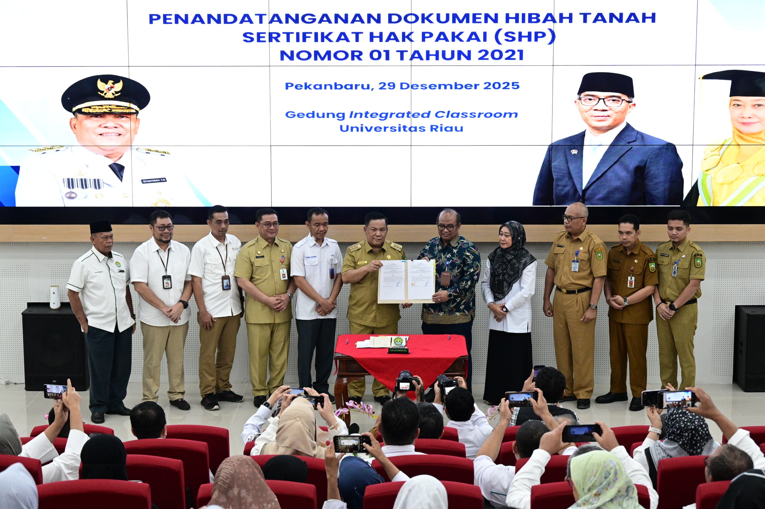 Rektor Unri Prof Dr Sri Indarti SE MSi dan segenap pimpinan,  Plt  GUbri  Ir Sofyan Pranyata Hariyanto MT, Kuasa Menteri Pendidikan Tinggi Sains dan Teknologi Dr Agus Sunarya  Sulaeman SST Ak MSi