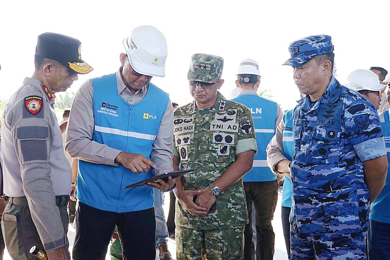 Direktur Utama PLN Darmawan Prasodjo (dua kiri), Panglima Komando Daerah Militer Iskandar Muda Mayor Jenderal TNI Joko Hadi Susilo (dua kanan), Komandan Pangkalan TNI Angkatan Udara Sultan Iskandar Muda Kolonel Nav Sudaryanto SM (kanan), Kapolda Aceh Ins