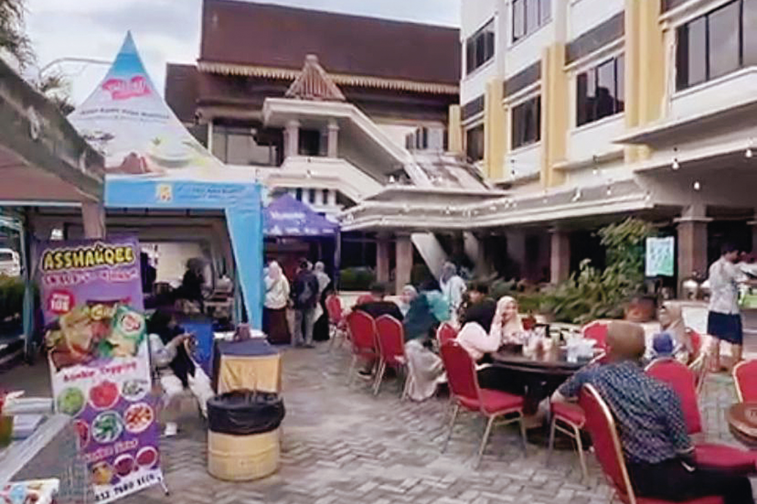 Sejumlah masyarakat saat menikmati sajian kuliner di Pasar Kuliner Mutiara  di halaman hotel dari 25-31 Desember 2025.