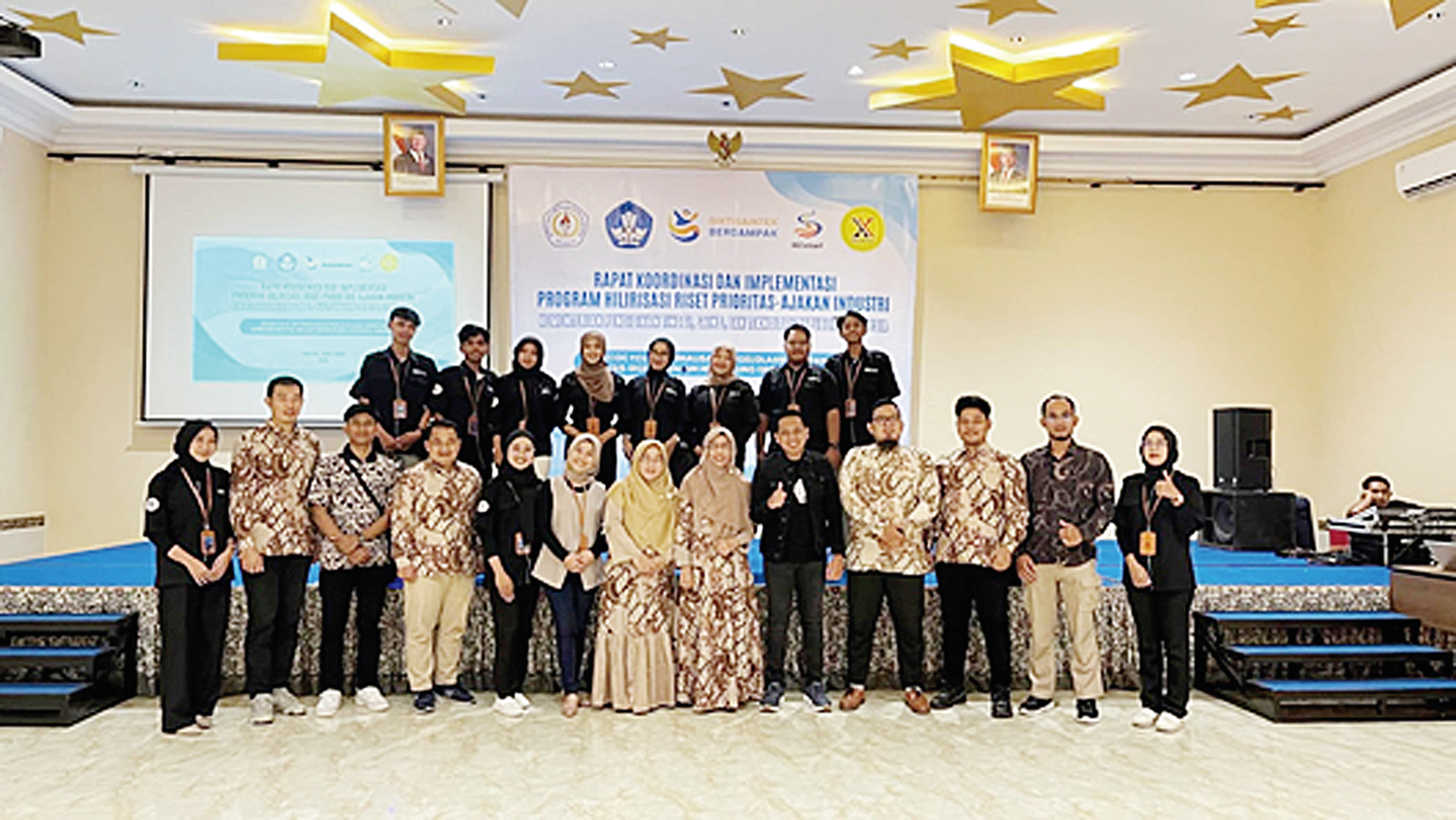 Peserta rapat kolaborasi strategis dengan mitra industri PT Decaaindo Surya Persada dalam implementasi inovasi EcoCycle berbasis Internet of Things (IoT) dan Artificial Intelligence (AI)  foto bersama di sela-sela kegiatan.