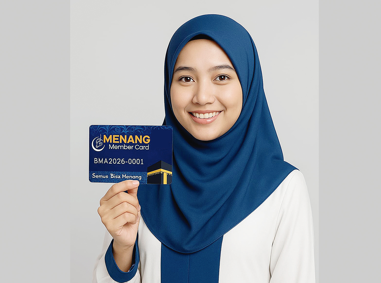 Salah seorang calon je&shy;maah Menang Tour & Travel me&shy;nunjukkan Menang Member Card. Dengan Member Card ini jemaah lebih mudah dan men&shy;dapatkan harga lebih murah saat men&shy;daftar umrah di Menang Tour & Travel.