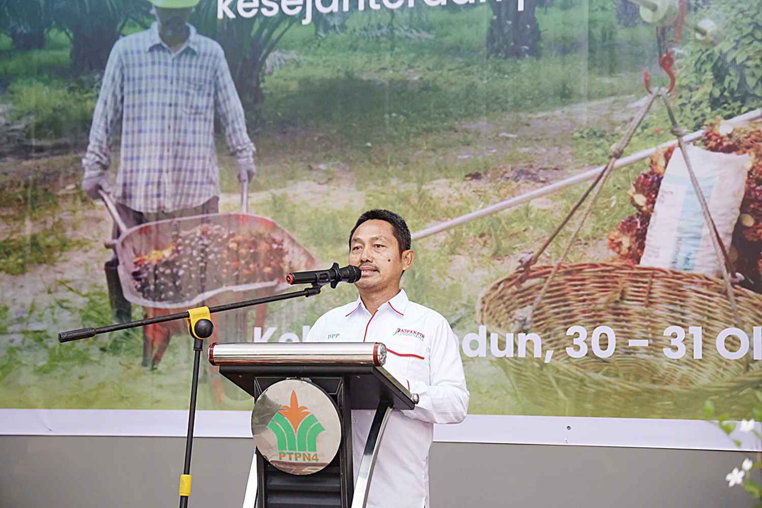 Ketua Asosiasi Petani Kelapa Sawit Inti Rakyat (Aspekpir) Setiyono saat memberi sambutan dalam satu kegiatan, beberapa waktu lalu.