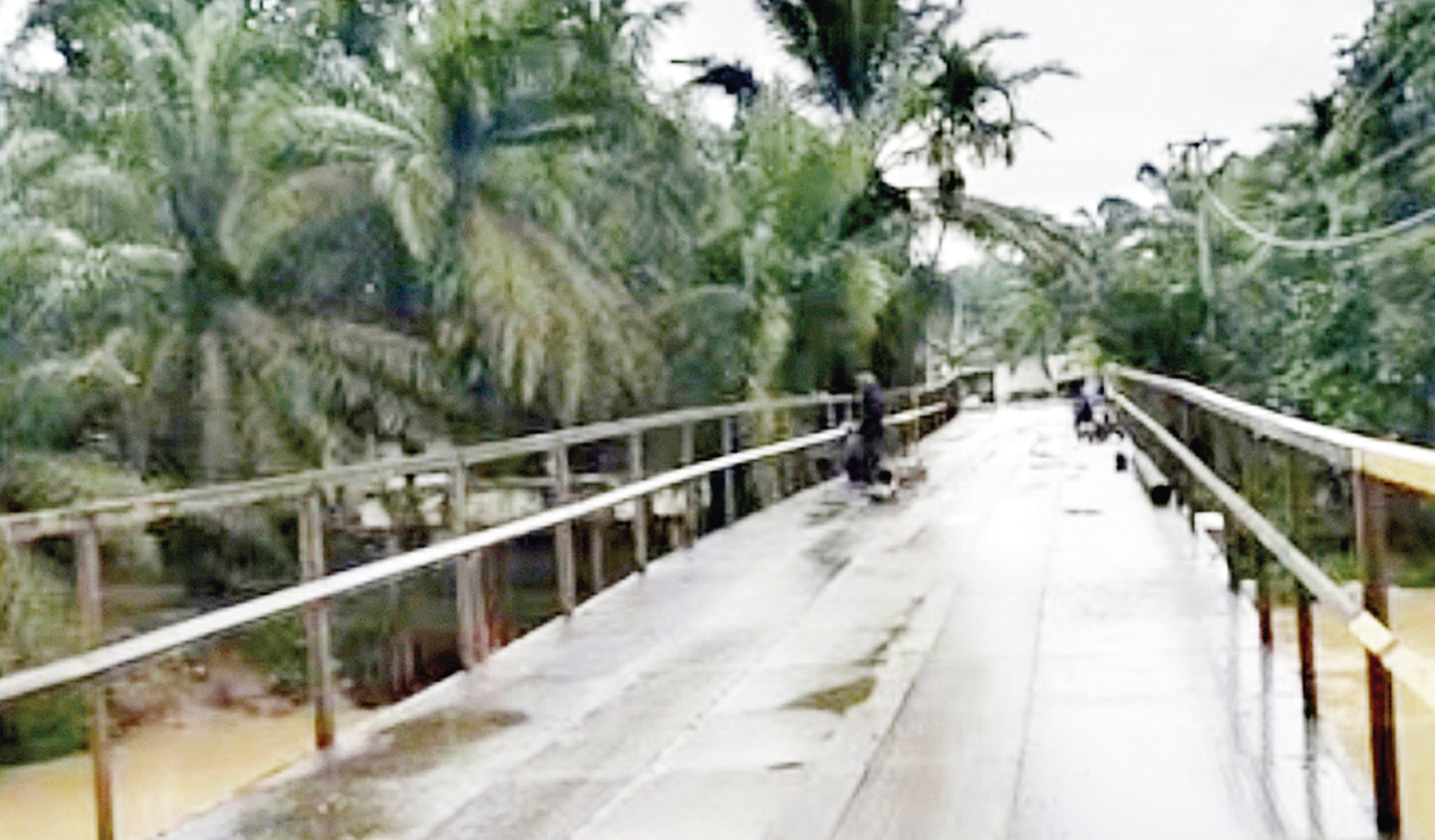 Kondisi lantai pelat besi pada Jembatan Sungai Juragi Desa Batang Kumu, Kecamatan Tambusai Utara yang telah selesai diperbaiki dan diperbolehkan dilintasi kendaraan bermotor, Senin (29/12/2025).
