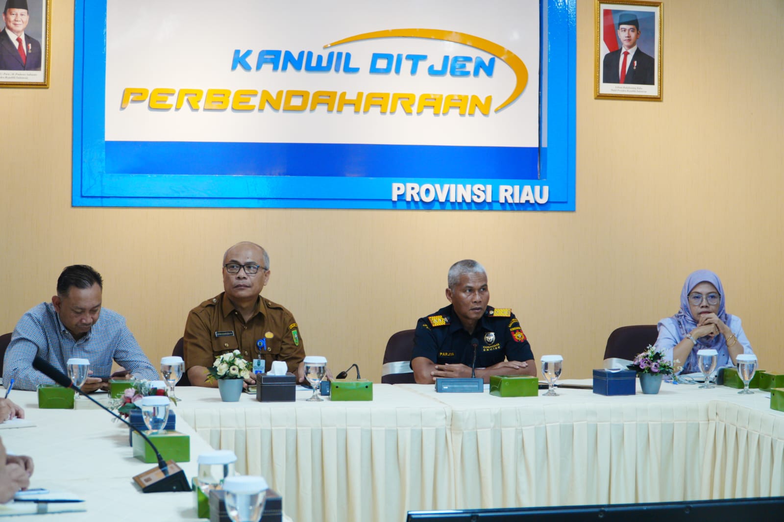Kepala Kanwil Direktorat Jenderal Perbendaharaan Provinsi Riau, Heni Karikawati (paling kiri), dalam sebuah acara di aula Kanwil DJPb Riau.