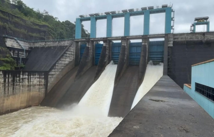 Manajemen PLTA Koto Panjang melakukan pembukaan pintu pelimpah (spillway gate) pada Selasa (30/12/2025)