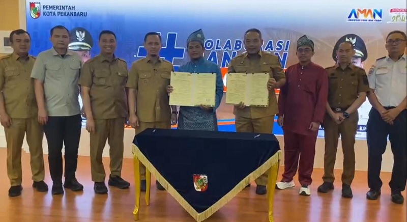 Wako Pekanbaru Agung Nugroho didampingi Wawako Markarius Anwar menyaksikan langsung penandatanganan MoU antara Pemko Pekanbaru dengan PT Sumber Alfaria Trijaya Tbk (Alfamart), Selasa (30/12/2025).