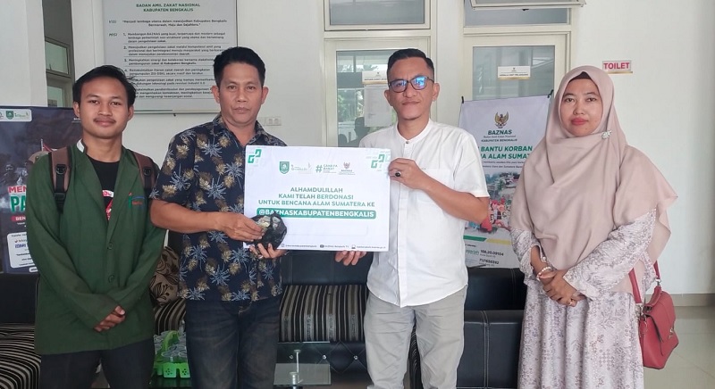Ketua FW-RPG Abu Kasim didampingi Wakil Ketua Dema ISNJ Zambri menyerahkan donasi untuk korban bencana sumateri yang diterima Wakil Ketua Baznas Bengkalis, Selasa (30/12/2025).