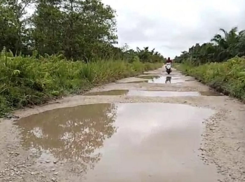 Jalan poros Desa Bantan Timur menuju Desa Muntai Barat digenangi air hujan dan sedikit dilewati masyarakat yang menggunakan sepeda motor, Senin (29/12/2025).