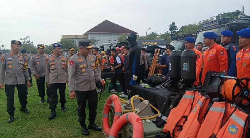 Kapolda Riau Irjen Pol Herry Heryawan saat meninjau kesiapan pasukan dan peralatan di Mapolda Riau, Selasa (30/12/2025).