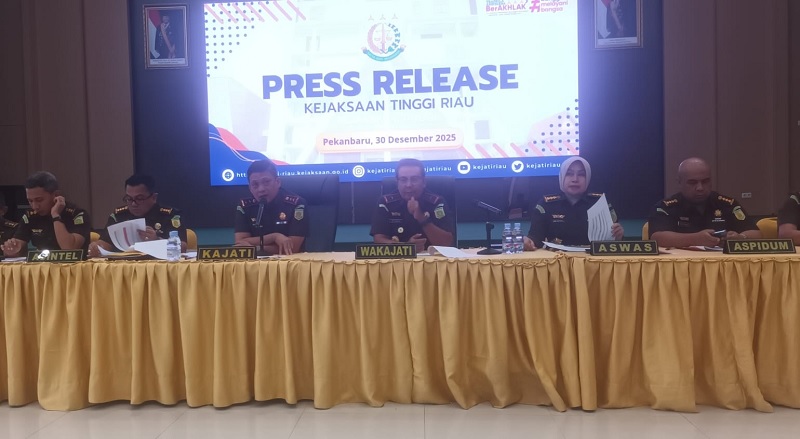 Kajati Riau Sutikno (tiga kiri) didampingi Wakajati Edi Handojo dan jajaran saat menggelar jumpa pers, Selasa (30/12/2025).