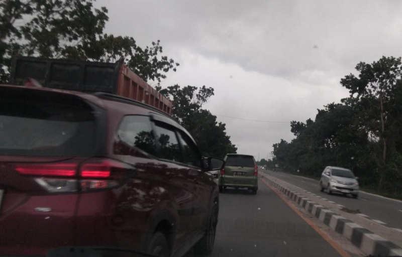 Arus lalu lintas kendaraan dari arah Pekanbaru (Riau) menuju Sumatera Barat (Sumbar), maupun sebaliknya dari arah Sumbar menuju Pekanbaru yang melintasi jalan lintas Kabupaten Kampar.