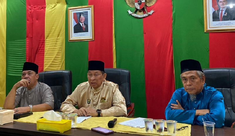 Ketua MKA LAMR Datuk Seri Raja Marjohan (tengah) didampingi Ketua DPH LAMR Datuk Seri Taufik Ikram Jamil saat menyampaikan keterangan pers, Selasa (30/12/2025).