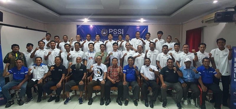 Peserta kursus pelatih Lisensi D PSSI Pekanbaru gelombang 2 foto bersama Ketua PSSI Pekanbaru Roni Saputra, instruktur Philep Hansen Maramis Asisten Instruktur Agusrianto, Yayan, dan Dodi Ismon.