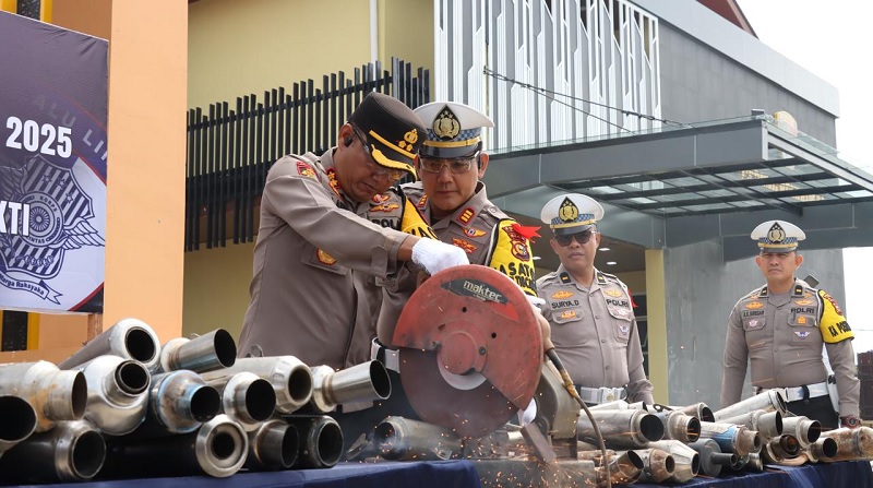 Kapolres Siak AKBP Eka Ariandy Putra, S.H., S.I.K., M.Si, bersama Kasat Lantas AKP A. Ramadhan, S.H., M.Si memotong knalpot brong di halaman Mapolres, Selasa (30/12/2025).
