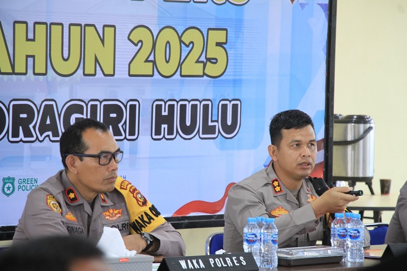 Kapolres Inhu AKBP Fahrian Saleh Siregar SIK MSI (kanan) didampingi sejumlah pejabat utama Polres Inhu saat menyampaikan pemaparan kinerja tahun 2025, Selasa (30/12/2025).