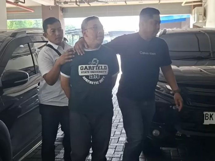 Penangkapan Samuel Ardi Kristanto oleh polisi. Samuel adalah pria yang mengaku sebagai pembeli tanah dan diduga mengusir Nenek Elina