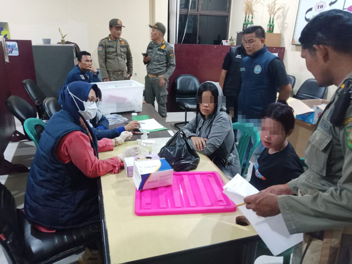 Dua wanita di bawa ke Mako Satpol PP-PKP Kuansing saat terjaring di bundaran air mancur Selasa (30/12/2025) dini hari.