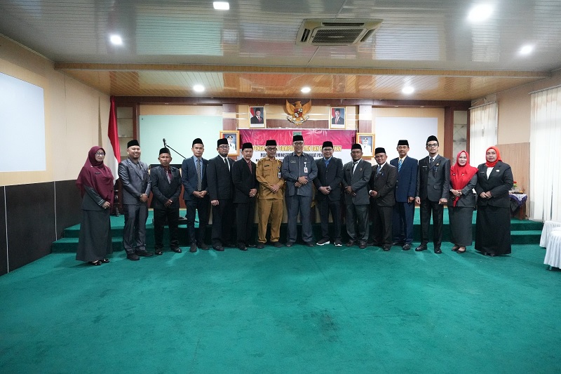 Sekda Inhil Tantawi Jauhari foto bersama usai melantik dan memgambil sumpah jabatan 13 Pejabat Administrator dan Pengawas di Aula Lantai 5 Kantor Bupati Inhil, Selasa (30/12/2025).