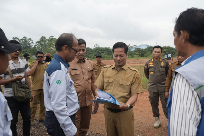 Wabup Kuansing H Muklisin serahkan lahan pembangunan Sekolah Pintar pada Satker Prasarana Strategis Kementerian PU, Mohammad Yudi Prasetya, Selasa (30/12/2025) di kawasan Sport Center Kuansing.